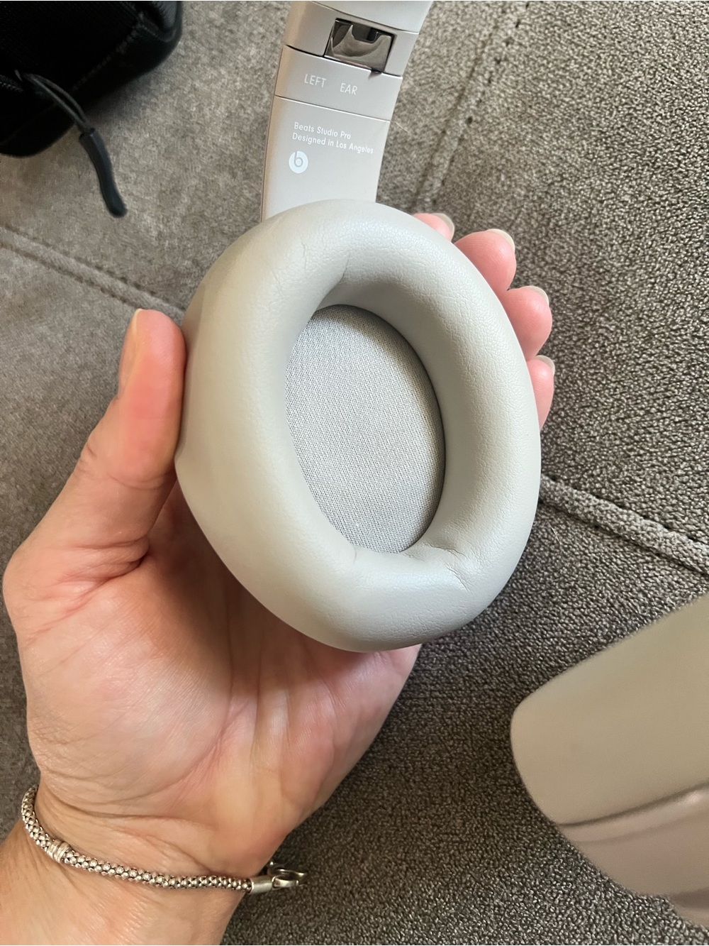 Beats by Dre Over-Ear Headphones in White with Black Case - Picture 3 of 6